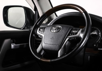 Подержанный автомобиль Toyota Land Cruiser Suv 2018 года (13 фото)