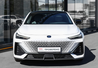 Подержанный автомобиль Changan UNI-V 2023 года (2 фото)
