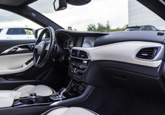 Подержанный автомобиль Infiniti Q30 2017 года (14 фото)