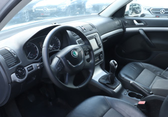 Подержанный автомобиль Skoda Octavia Liftback 2011 года (13 фото)
