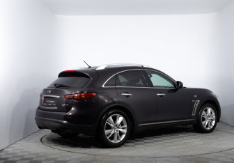 Подержанный автомобиль Infiniti QX70 2014 года (5 фото)