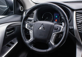 Подержанный автомобиль Mitsubishi Pajero Sport 2016 года (15 фото)