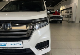 Подержанный автомобиль Honda Stepwgn 2019 года (9 фото)