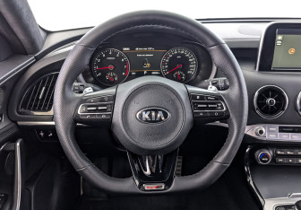 Подержанный автомобиль Kia Stinger 2018 года (22 фото)
