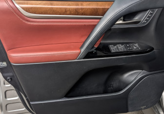 Подержанный автомобиль Lexus LX 2017 года (19 фото)