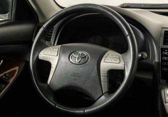 Подержанный автомобиль Toyota Camry Sedan 2011 года (14 фото)