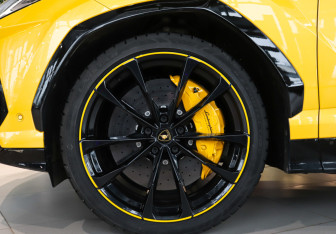 Подержанный автомобиль Lamborghini Urus 2022 года (35 фото)