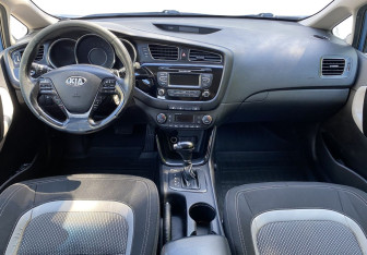 Подержанный автомобиль Kia Ceed Hatchback 2014 года (11 фото)