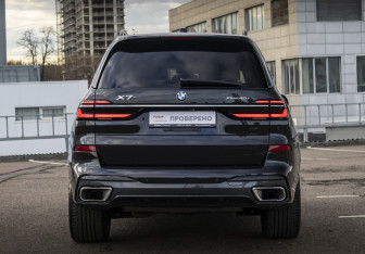 Подержанный автомобиль BMW X7 2022 года (9 фото)