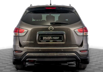 Подержанный автомобиль Nissan Pathfinder 2014 года (6 фото)