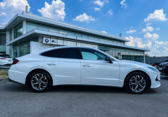Подержанный автомобиль Hyundai Sonata 2022 года (4 фото)