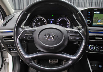 Подержанный автомобиль Hyundai Sonata 2020 года (17 фото)