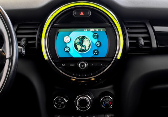 Подержанный автомобиль MINI Hatch 2018 года (15 фото)