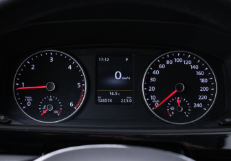 Подержанный автомобиль Volkswagen Multivan 2015 года (12 фото)