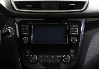 Подержанный автомобиль Nissan Qashqai 2015 года (8 фото)