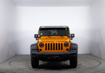 Подержанный автомобиль Jeep Wrangler 2012 года (2 фото)