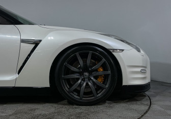Подержанный автомобиль Nissan GT-R 2011 года (30 фото)