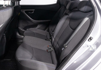 Подержанный автомобиль Hyundai Elantra Sedan 2012 года (10 фото)