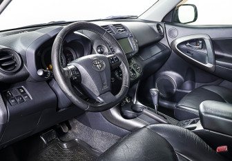Подержанный автомобиль Toyota RAV4 2011 года (14 фото)