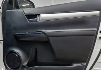 Подержанный автомобиль Toyota Hilux 2017 года (23 фото)