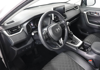Подержанный автомобиль Toyota RAV4 2019 года (9 фото)