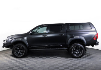 Подержанный автомобиль Toyota Hilux 2022 года (8 фото)