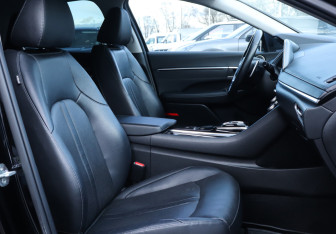 Подержанный автомобиль Hyundai Sonata 2021 года (14 фото)