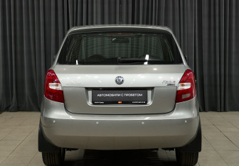 Подержанный автомобиль Skoda Fabia Hatchback 2011 года (5 фото)