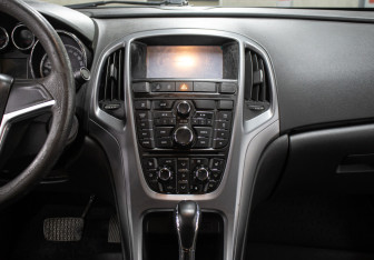 Подержанный автомобиль Opel Astra Sedan 2012 года (15 фото)