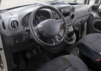 Подержанный автомобиль Peugeot Partner 2010 года (16 фото)
