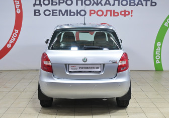 Подержанный автомобиль Skoda Fabia Hatchback 2010 года (5 фото)