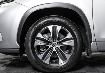 Подержанный автомобиль Toyota Highlander 2021 года (26 фото)