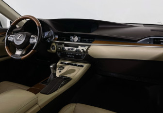 Подержанный автомобиль Lexus ES 2015 года (9 фото)