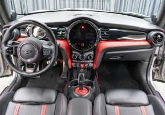 Подержанный автомобиль MINI Hatch 2021 года (15 фото)