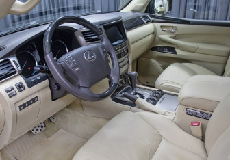 Подержанный автомобиль Lexus LX 2015 года (16 фото)