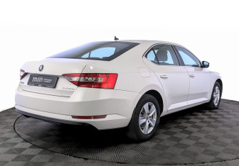Подержанный автомобиль Skoda Superb Liftback 2017 года (5 фото)