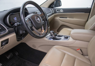 Подержанный автомобиль Jeep Grand Cherokee 2021 года (10 фото)