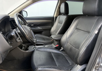Подержанный автомобиль Mitsubishi Outlander 2012 года (10 фото)
