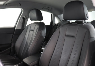 Подержанный автомобиль Audi A4 Sedan 2019 года (17 фото)