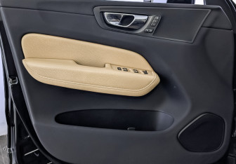 Подержанный автомобиль Volvo XC60 2020 года (19 фото)