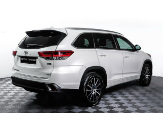 Подержанный автомобиль Toyota Highlander 2019 года (5 фото)