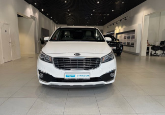 Подержанный автомобиль Kia Carnival 2017 года (2 фото)
