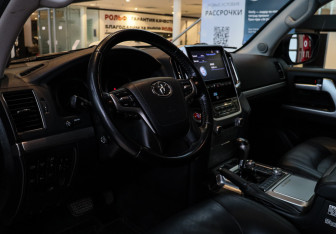 Подержанный автомобиль Toyota Land Cruiser Suv 2019 года (26 фото)