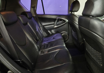 Подержанный автомобиль Toyota RAV4 2006 года (12 фото)