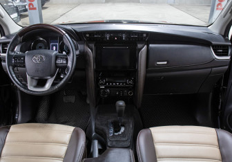 Подержанный автомобиль Toyota Fortuner 2017 года (14 фото)