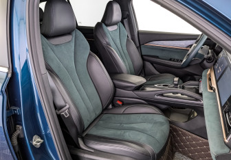 Подержанный автомобиль Geely Monjaro 2023 года (24 фото)