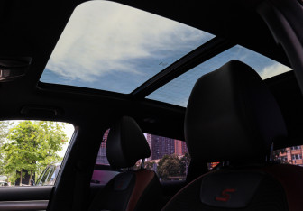 Подержанный автомобиль Geely Coolray 2023 года (14 фото)