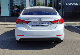 Подержанный автомобиль Hyundai Elantra Sedan 2015 года (6 фото)