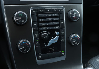 Подержанный автомобиль Volvo S60 2012 года (19 фото)