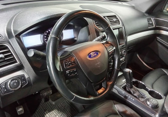 Подержанный автомобиль Ford Explorer 2017 года (12 фото)